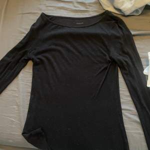 Säljer denna liknande intimissimi tröjan från TEZENIS i strl S då den inte kommer till användning längre och har knappast använt!