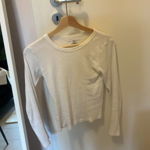 Brandy Melville tröja - Vit långärmad och ribbad tröja. Säljer pågrund av att jag inte använder. Köpt för 300. Skriv privat för fler bilder 