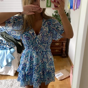 Mönstrad Zara klänning  - Helt oanvänd klänning från Zara i ett mönster med glitter och olika nyanser i blått. 