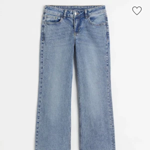 Lågmidjade jeans - Lågmidjade jeans från hm i storlek 40 Midjemåttet är 80cm med stretch och innerbenslängden är 80cm