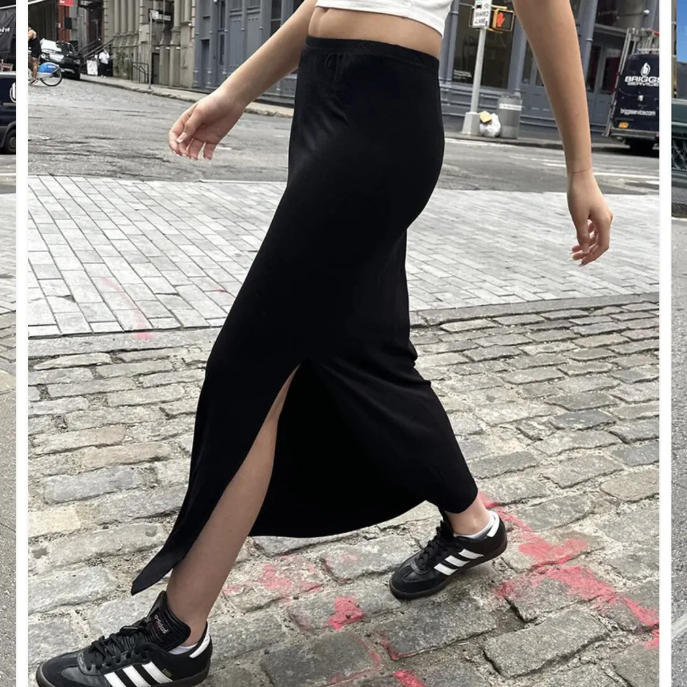 Säljer min helt oanvända kjol från brandy Melville med lapp kvar! Den är svart och lång och är väldigt stretchig! Den är one size men passar nog bra för xs-m💕. Kjolar.