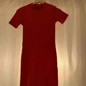 Klänning  - Korall färgad klänning, använd en gång💕