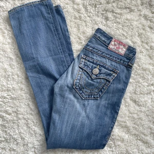 True religion jeans  - Lågmidjade Bootcut true religion jeans i storlek 26, de är för stora för mig så håller in de lite i bilden. fint skick. Innerbenslängd:78 midjemått: 37. Vill du köpa trycker du på ”köp nu” jag postar alltid samma dag eller dagen efter köp. 