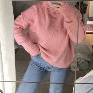 Säljer denna fina rosa stickade tröjan, köpt för nått år sedan men är knappt använd🩷( lånade bilder) 
