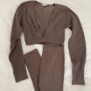 Set  - Topp och leggins set från Zara seamless kollektion i storlek M/L. Säljer för 200kr 🧸🤎