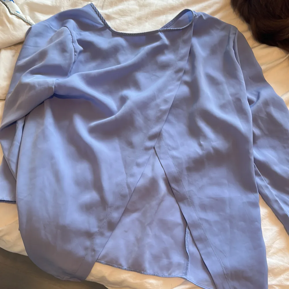 säljer min blus från vero moda, med öppen rygg. ordinarie pris 400 mitt pris 150. storlek m, passar dom som har s.  . Blusar.