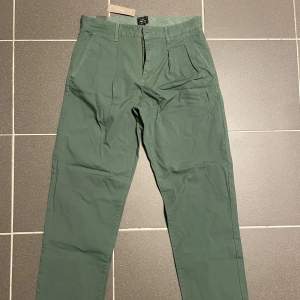 Helt nya J.crew chinos med tags kvar.  Storlek - W28, L32 Nypris - 1200+