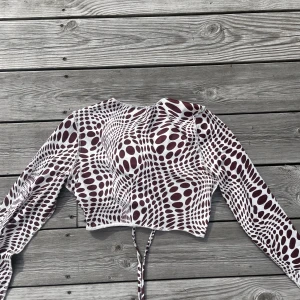 Brun och vit topp! - Säljer min söta brun och vita topp från shein då den knappt används! Den har en söt knytning i ryggen och sitter väldigt bekvämt och bra! 