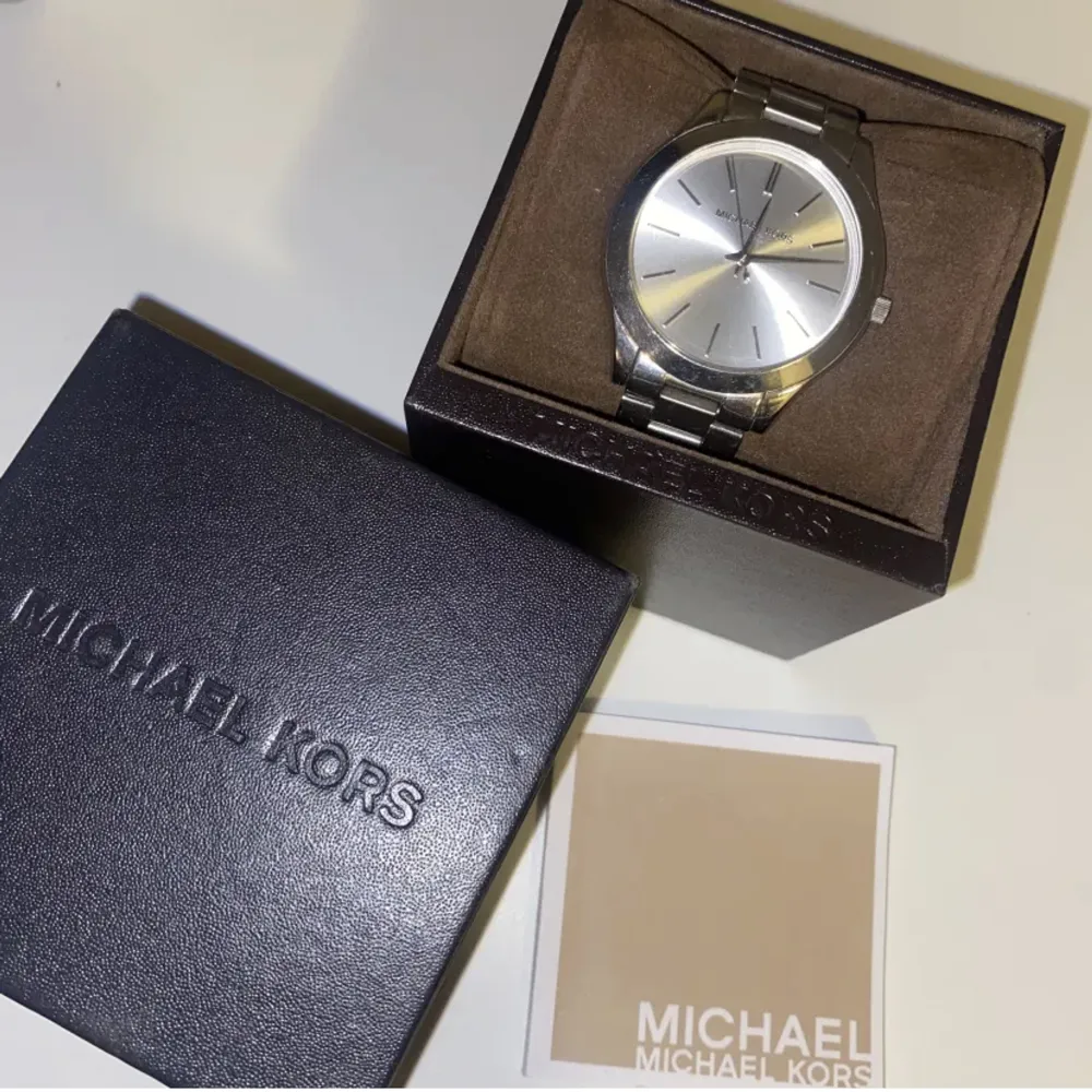 En fin och knappt använd Michael Kors klocka model: MK3178. Säljs då jag fick den i present och inte använder silver smycken. Nypris ca: 2300kr, säljer för 1200kr🤍. Accessoarer.