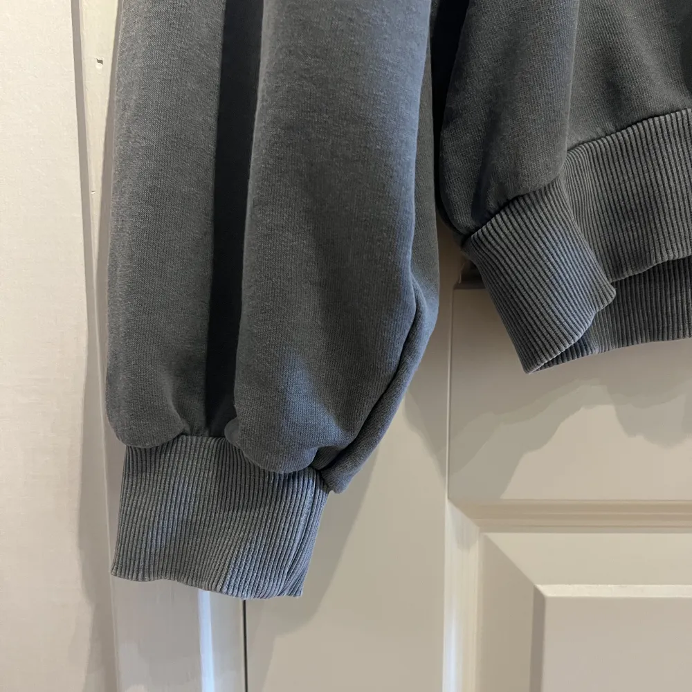 En superfin sweatshirtens tryck från GinaTricot i bra skick! 💕. Tröjor & Koftor.