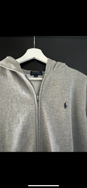 ralph lauren tröja - säljer nu denna snygga zip up hoddien från ralph lauren💘 skriver om ni undrar något 💘 pris kan diskuteras 💘💘  köparen står för frakt 💘💘obs finns liten röd prick på mudden men inget man märker