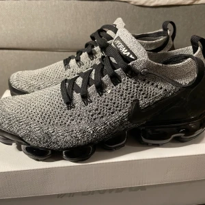  Oanvända Nike air vapormax flyknit 2 ordinarie pris 3395 - Helt oanvända och nya vapormax skor. Ordinariepris 3395 kr. Artikelnummer 942842  Säljer p.g.a det var en present och skorna inte passar mig.