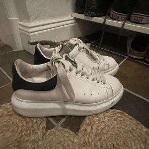 Alexander McQueen  - Säljer nu mina Alexander McQueen som är köpta för 4000kr, tyvärr ingår ej box därav pris💥💥