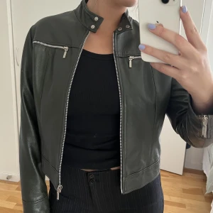 Grön skinnjacka  - Supersnygg grön skinnjacka, lite croppad :) 100% polyester 