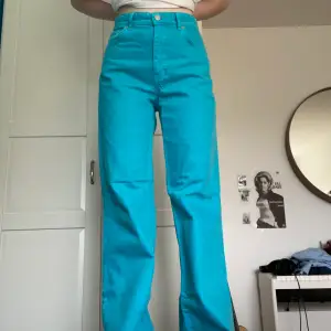 Blå/turkosa wide leg jeans från zara. Knappt använda, storlek 36, sitter som en S.