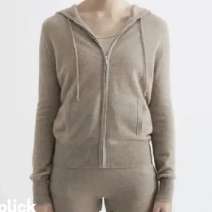 Soft goat liknande - Soft goat liknade tröja från märket Davida. Nypris 2000kr. Är öppen för att byta mot en marinblå. Använd ett fåtal gånger, köpt i sommras. 100% Kashmir. Bara att kontakta om man har frågor💕kan gå ner i pris vid snabb affär!