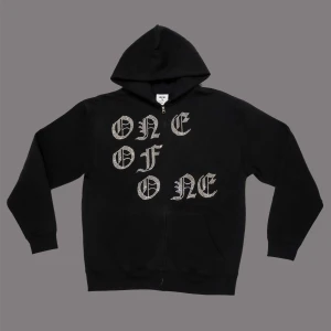 One of one - Säljder min svarta one of one zip hoddie. Väldigt bra sick, köpte den för 1500 men säljer för 1000💗💗men kan tänka mig att sänka priset om köparen är snabb