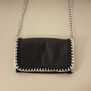 Tiamo väska - Säljer denna Tiamo handväska köpt från Scorett, då den inte kommer till användning längre😊