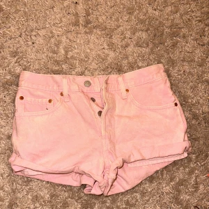 Levi’s jeans shorts - super söta lågmidjade shorts som aldrig blivit använda💕💕
