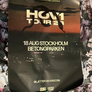 Hov1 poster  - Säljer en hov1 poster, säljer för att ja lyssnar inte på de. Den har lite repor och tejp kvar på toppen. Om man vill att jag ska sicka den så får man också betala för fraktnings materialet ( om man inte vill få den vikt). 