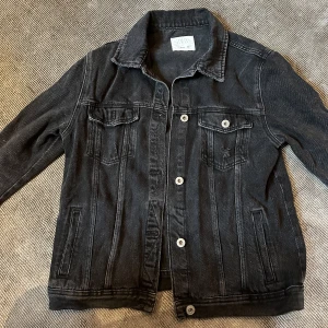 Jeans jacka - Jättesnygg gråsvart jeansjacka med slitningar. Passar till allt och är mycket användbar. Köpt på zara för ca 400 kr på barnavdelningen men är relativt stor i storleken❤️❤️