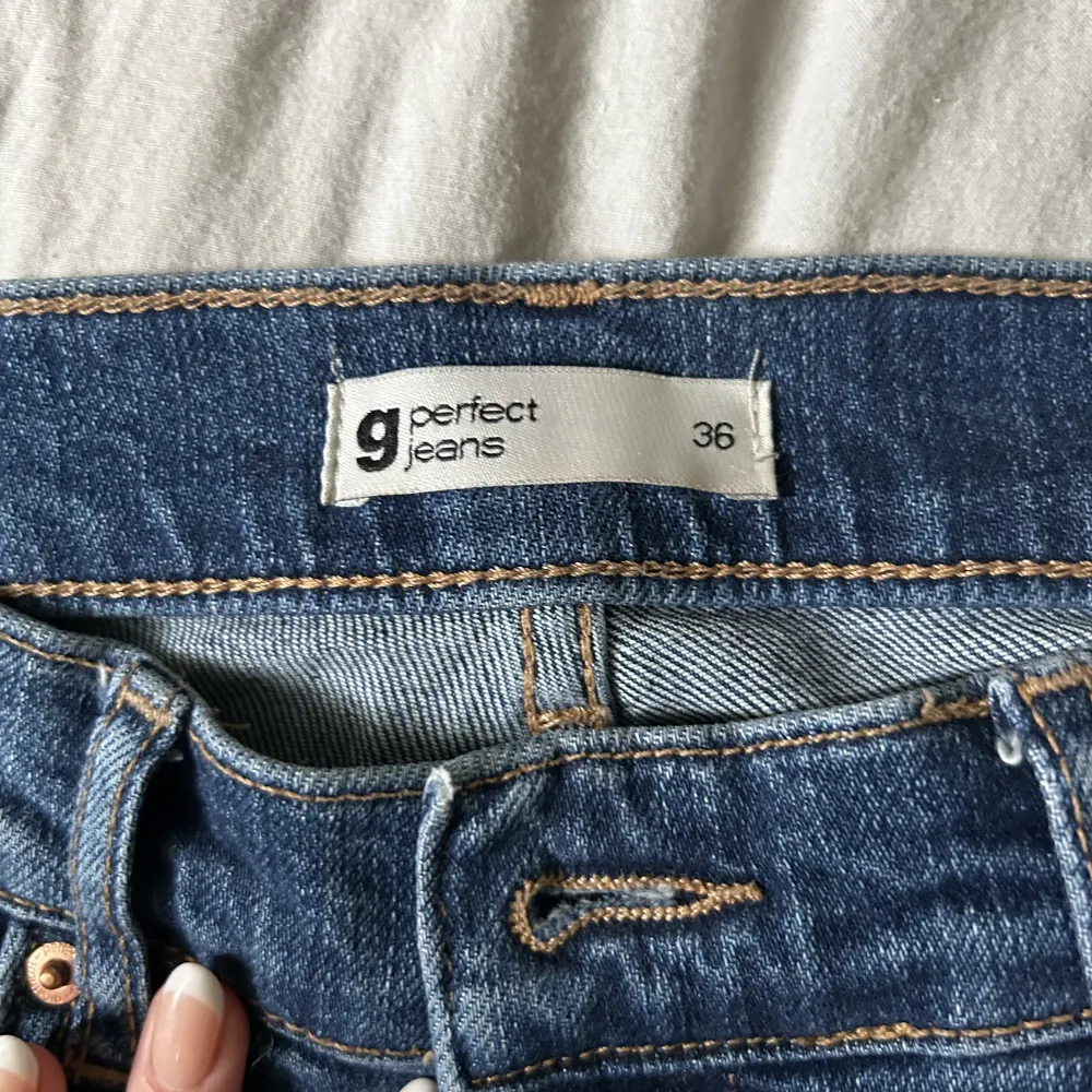 Fina låga, jeans från Gina tricot🤍 Bootcut/ vida Strlk 36 Köparen betalar alltid frakten🤍. Jeans & Byxor.