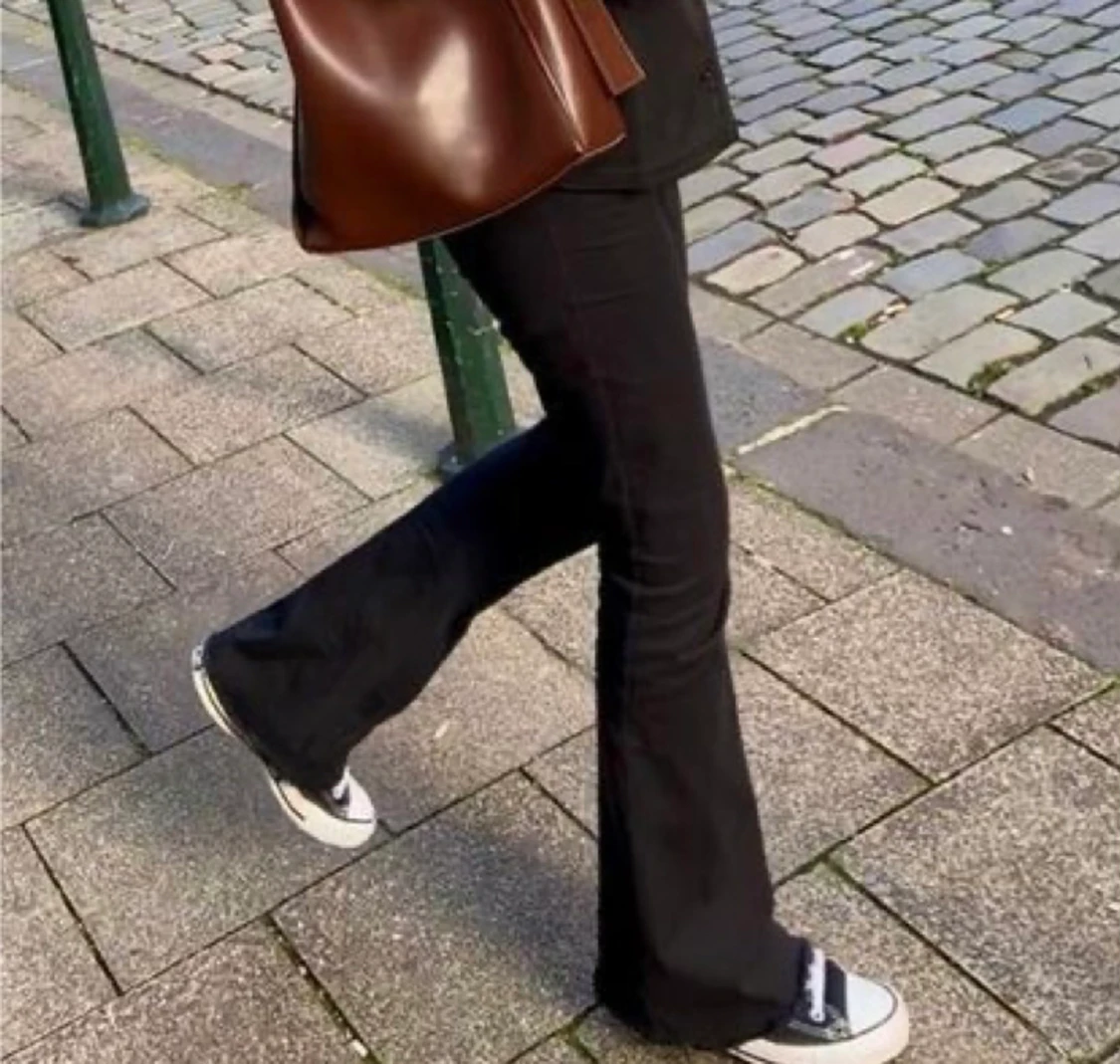 Svarta bootcut byxor