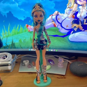 Monster High Nefera de nile  - Säljer min Nefera docka. 500kr. Finns att hämta i hortlax men kan även fraktas spårbart med postnord. Ställ medföljer.  kan skicka fler bilder om det behövs. Tar enbart swish