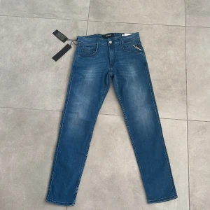 Replay jeans  - Slim fit jeans Jeansen är oanvända  Säljes för att retur tiden är slut. 