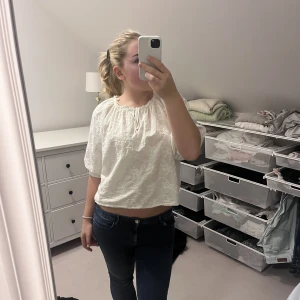 Blus - En jätte fin blus med små blom detaljer. Säljer eftersom den tyvärr aldrig kommer till användning. 