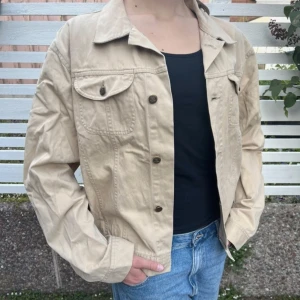 Beige jeansjacka - Beige jeansjacka köpt second hand. Mycket bra skicka! Passar perfekt som tidig höst/vår/sommar jacka. Ingen fodring.   Skriv om ni vill ha fler bilder! Eller mått.