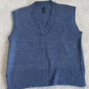 Blå stickad väst, M - Blå stickad väst från Y.A.S i storlek M. Fint skick Frakt: 45/54 kr  TRYCK INTE PÅ KÖP NU