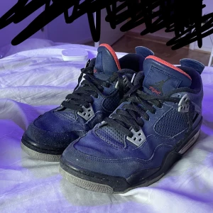 Blåa Jordan 4’s - 100% äkta, köpta på nike hemsida. Storlek 40. Rätt använda, behövs nytt snöre på den högra skon där den även är lite sönder, jag skickar bild på var. Annars feta. 