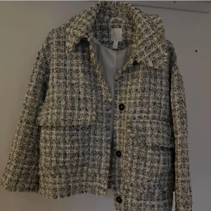 Zara jacka  - Säljer min så så fina jacka ifrån zara knappt använd så i nyskick, passar jättebra nu t hösten eller att ha som vår/sommarjacka❤️