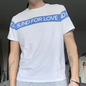 Unik t-shirt ”blind for love”
