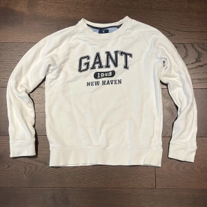Gant tröja  - Säljer denna gant tröja då den är för liten för mig och bara ligger i garderoben. Storleken är 13-14 vilket motsvarar typ XS. Den är i bra skick med inga defekter. Jag säljer den för 200!