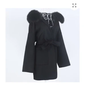 Päls kappa - Säljer min pälskappa i storlek S från femenina of Sweden. Använd ett fåtal gånger. Oversize i modellen därav passar den XS-M. 