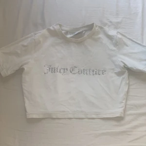 Juicy coutur topp - En kort juicy couture topp perfekt att matcha till juicy byxor, använt 2 gånger. Några diamanter har ramlat av men inget man lägger märke till 💕