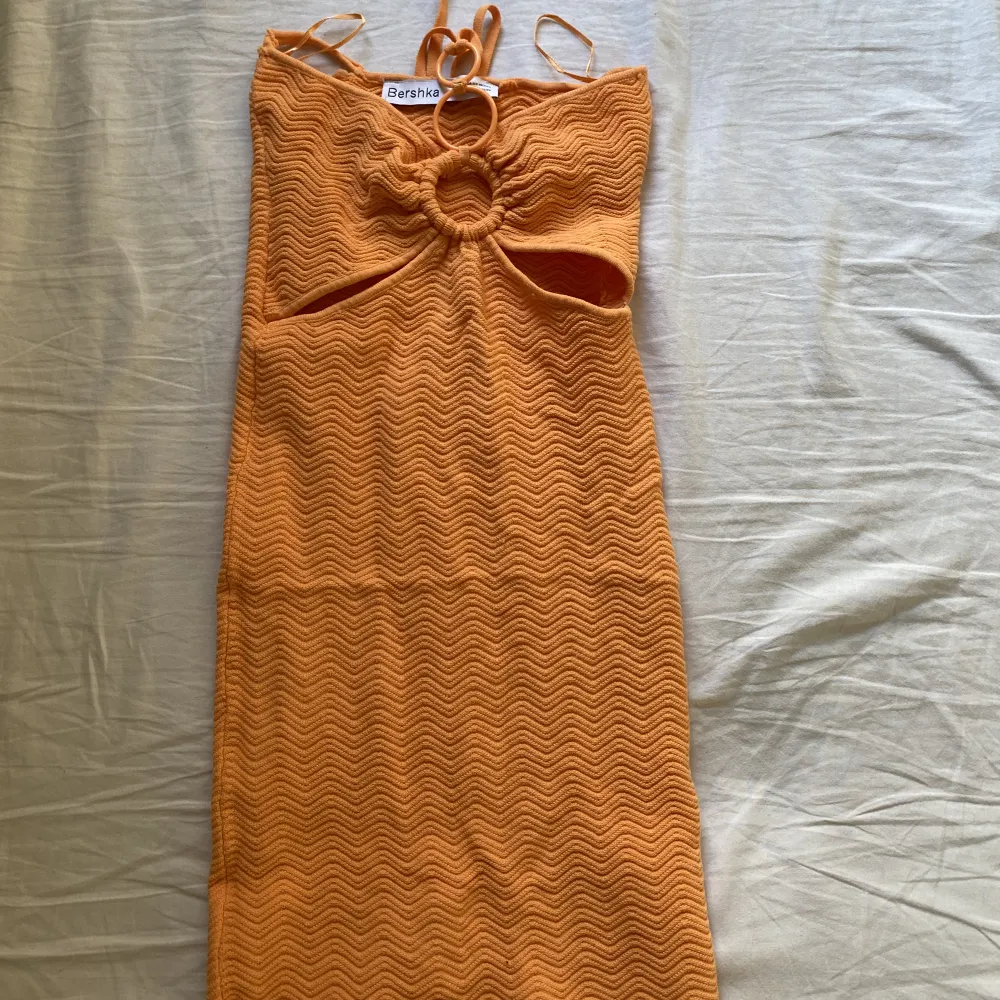 En kort orange klänning perfekt till sommaren, använt 2 gånger på en ute kväll så man behöver inte bara använda den till stranden 🧡. Klänningar.