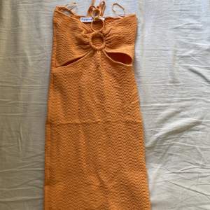 En kort orange klänning perfekt till sommaren, använt 2 gånger på en ute kväll så man behöver inte bara använda den till stranden 🧡