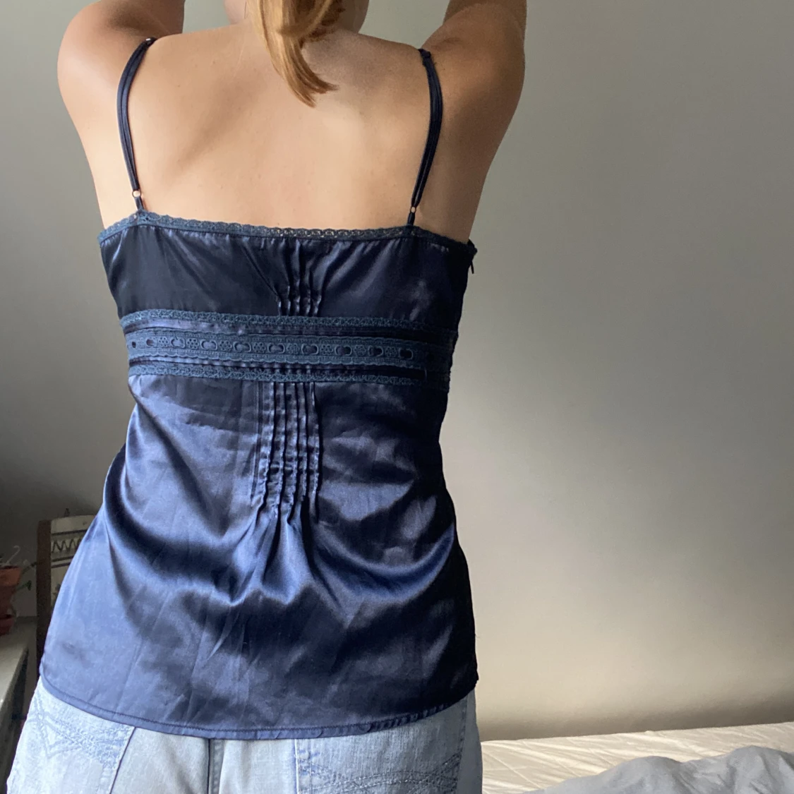 Blå topp i satin  - 90