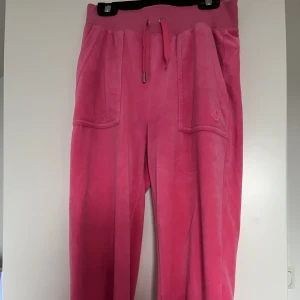 Juicy byxor  - Hej! Säljer nu mina rosa juicy då dem inte kommer till användning. En utav metall grejerna på smörerna har ramlat av men inget man tänker på. Bara att skriva om du vill ha fler bilder så löser jag det 😊kommer slängas om dem inte säljs inom kort 