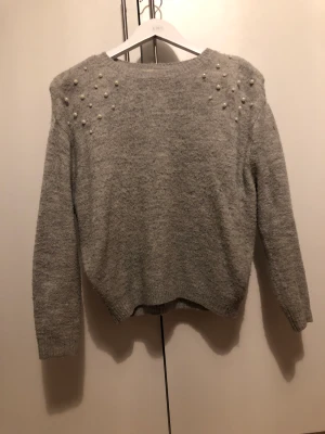 Skickat tröja  - Säljer min systers fina skickade tröja. I storlek 134/140  Köpt från H&M 