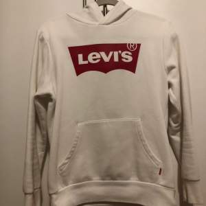 Säljer min systers Levi’s hoddie i stl 152. I fint och fräscht skick. 