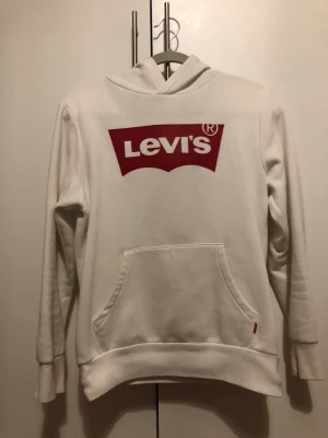 Levi’s hoddie  - Säljer min systers Levi’s hoddie i stl 152. I fint och fräscht skick. 