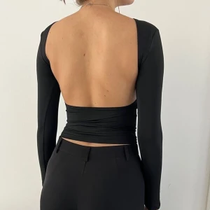 Topp med öppen rygg - Superfin topp från Ginatricot, köptes för några dagar sedan och har prislapp kvar. Säljes pga ej min passform. Hör av er 💕😊