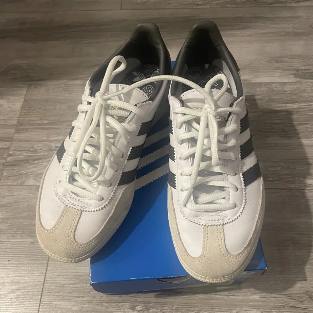 Oanvända adidas handball i storlek 37 1/3. Perfekt skick! . Skor.