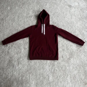 Axel Arigato  - Säljer en hoodie från Axel Arigato i storlek M. Liten fläck på armen som jag inte vet vart den kommer ifrån. Utifrån det mycket fint skick o sällan använd.