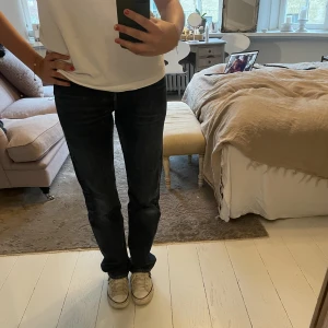 Levis jeans - Super Balla Blåa Levis jeans!👊🏽👊🏽 Sitter så bra, och är väldigt ”smickrande” på alla! 