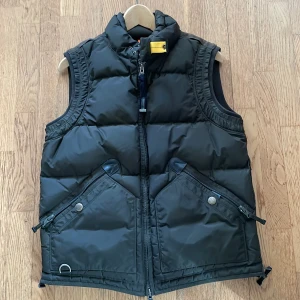 Parajumper väst 9/10 - Säljer nu västen då den börjar bli liten. Sjukt fin ser helt ny ut! 